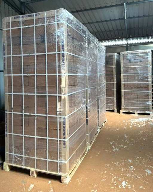 出荷を待つブロックのパレット